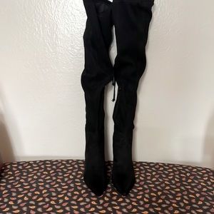 Suede knee high boots color black size: 7 used in good condition